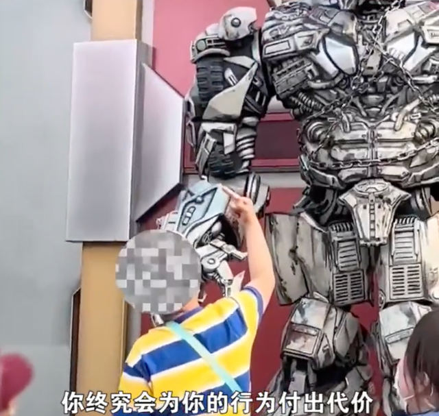 環(huán)球影城內(nèi)小男孩對(duì)威震天豎中指 網(wǎng)友質(zhì)疑家長(zhǎng)為何不制止