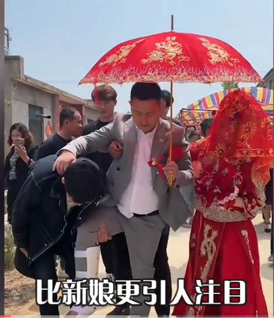 新郎被200多斤朋友鬧婚壓骨折 惡趣味婚鬧應(yīng)該被杜絕
