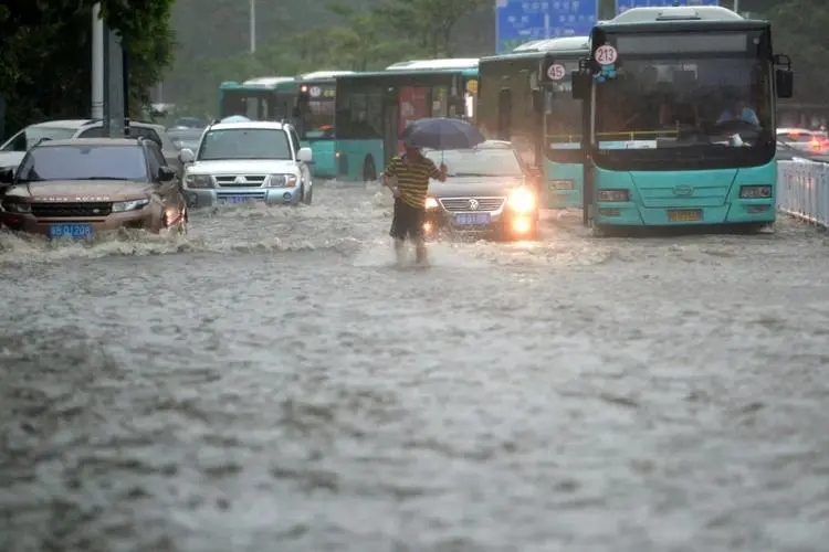 深圳遭遇強(qiáng)降雨 5月12日至13日中小學(xué)幼兒園停課