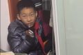 10歲弟弟瞞著媽媽偷塞姐姐500元 姐姐：當(dāng)時(shí)很感動(dòng)